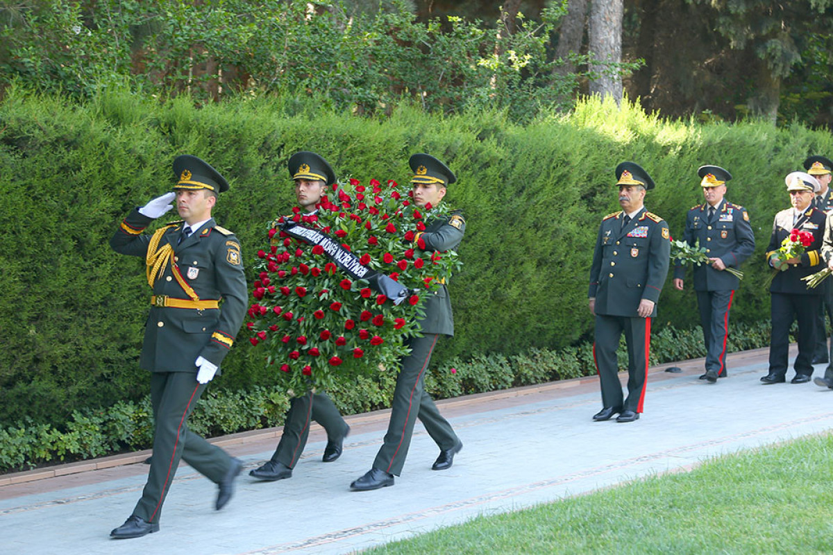 Leadership of Ministry of Defense visit Alley of Honor and Alley of Shehids-PHOTO 