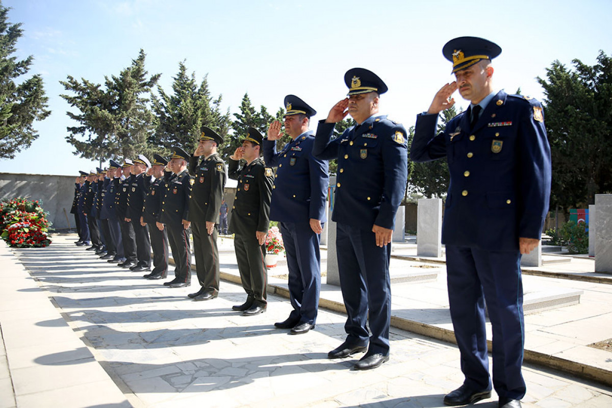 Müdafiə Nazirliyinin şəxsi heyəti İkinci Fəxri Xiyabanı ziyarət edib