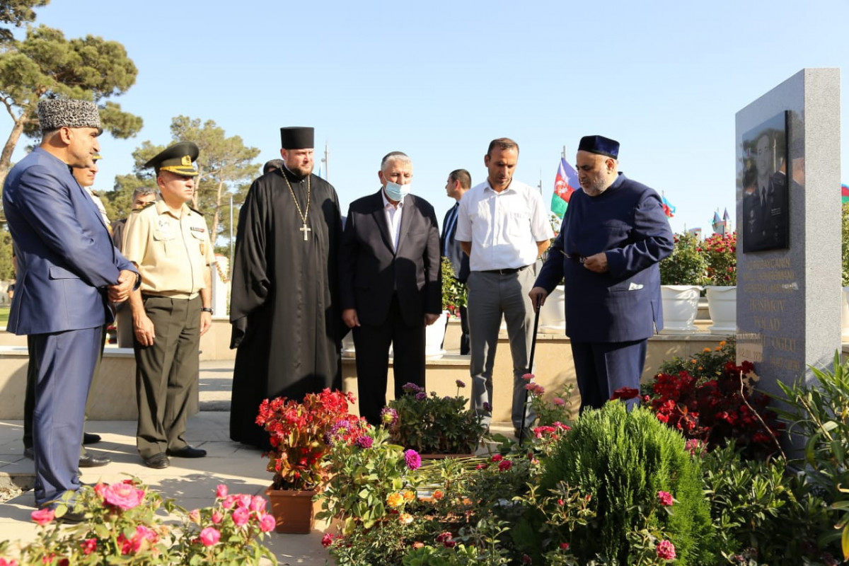 Председатель Управления мусульман Кавказа и руководители религиозных конфессий посетили могилы шехидов-ФОТО 