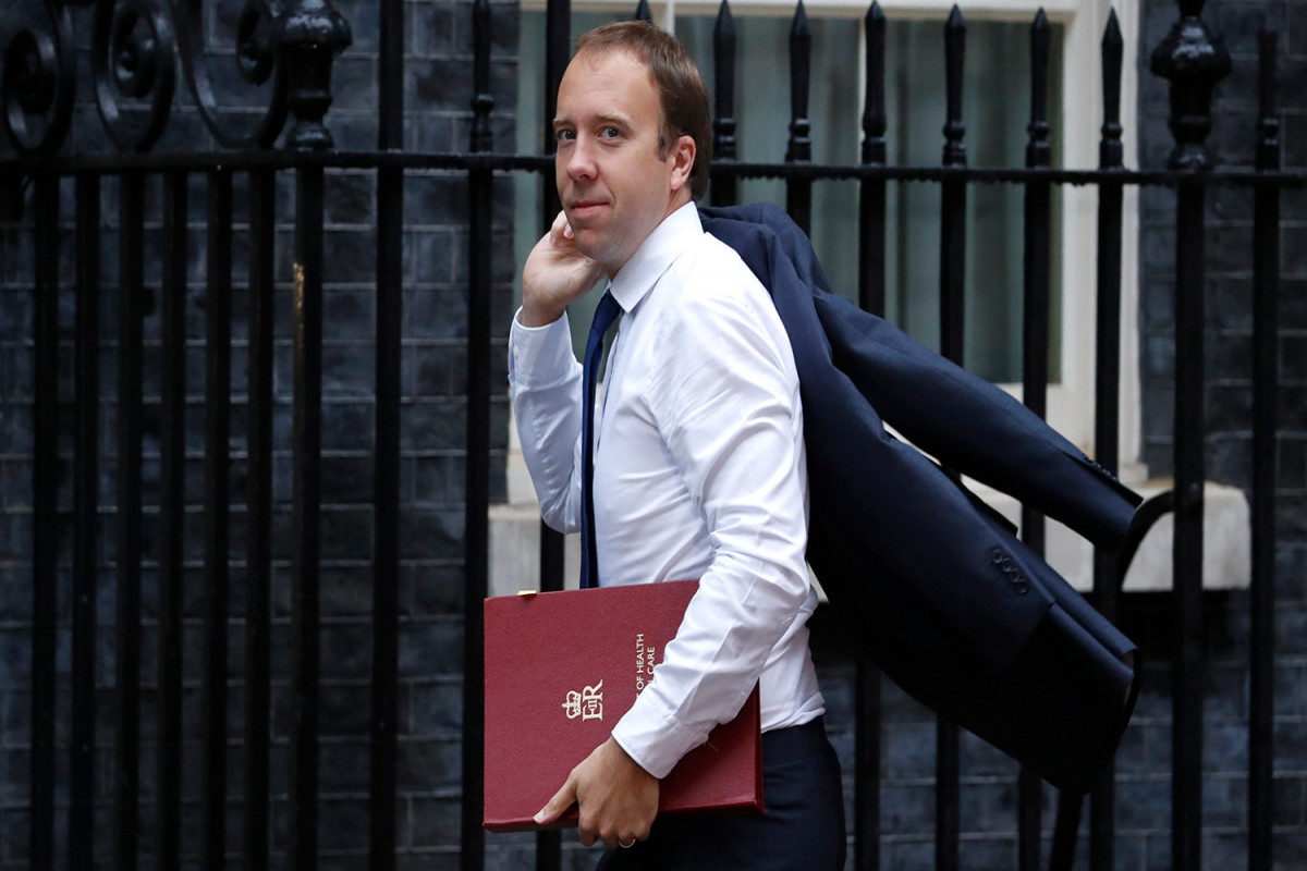 Министр здравоохранения Британии уходит в отставку на фоне скандала