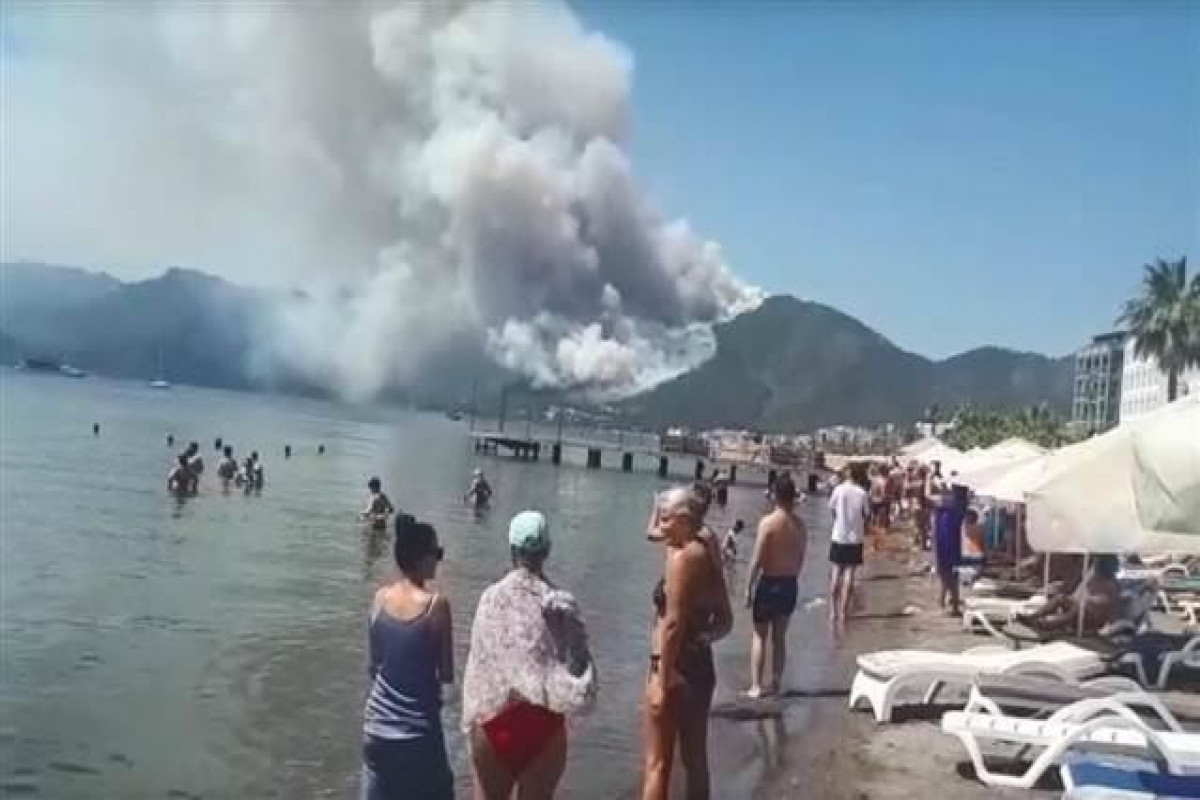 В Турции начался пожар в лесу в курортном районе, есть погибший – ФОТО  