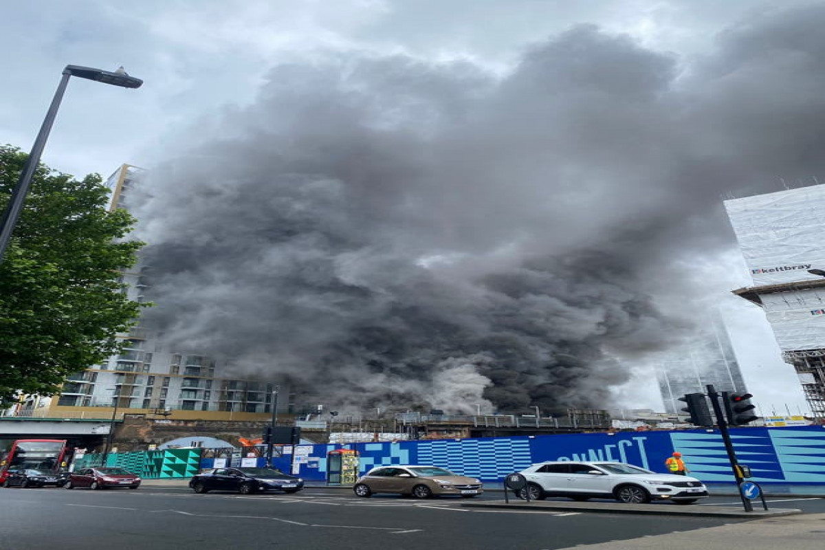 Major blaze breaks out near Elephant and Castle station, London-PHOTO 