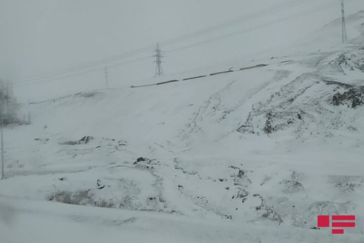 Снегопад в Гядабее затруднил движение транспорта