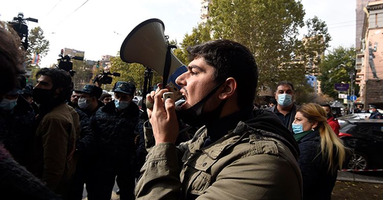 Оппозиционеры ворвались в здание центрального муниципального района Еревана