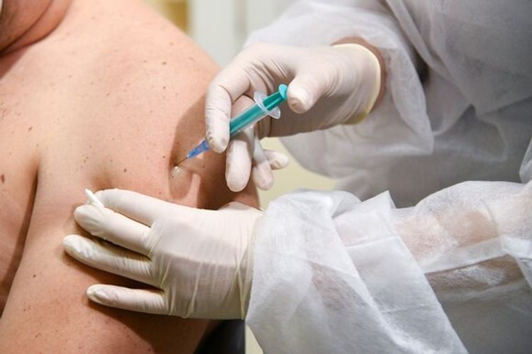 Американские медики выявили кожный побочный эффект у вакцины Moderna