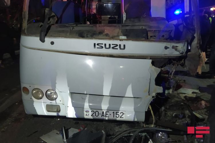 В Гяндже микроавтобус столкнулся с автомобилем, ранены 5 человек - ОБНОВЛЕНО - ФОТО