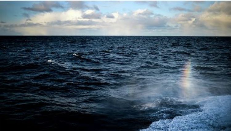 Yapon dənizində 30 balıqçının olduğu Rusiyaya məxsus gəmi yanıb