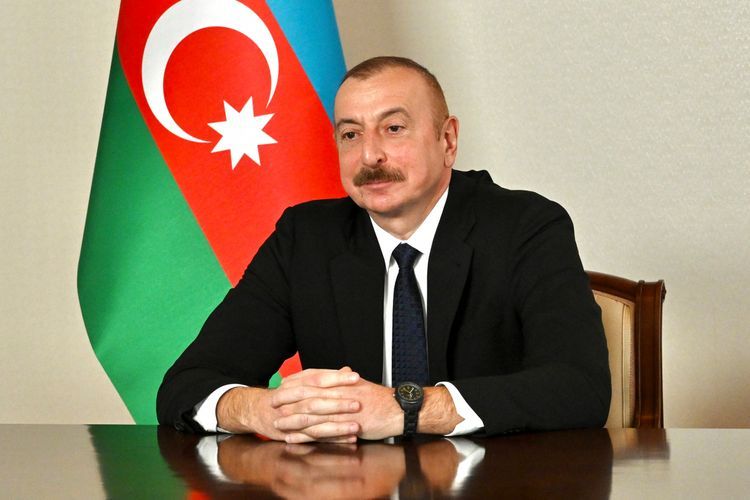 Президент Ильхам Алиев наградил группу женщин орденами и медалями