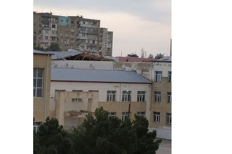 Güclü külək Bakıda məktəbin dam örtüyünü uçurub - FOTO