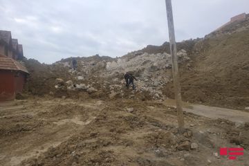 Səbail rayon icra hakimiyyətinin başçısı Badamdarda sürüşmə olan əraziyə gəlib - FOTO - YENİLƏNİB-3