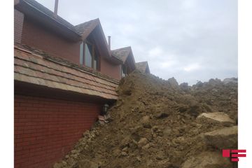 Səbail rayon icra hakimiyyətinin başçısı Badamdarda sürüşmə olan əraziyə gəlib - FOTO - YENİLƏNİB-3