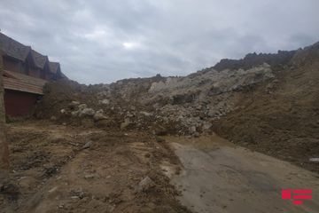 Səbail rayon icra hakimiyyətinin başçısı Badamdarda sürüşmə olan əraziyə gəlib - FOTO - YENİLƏNİB-3