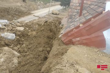 Səbail rayon icra hakimiyyətinin başçısı Badamdarda sürüşmə olan əraziyə gəlib - FOTO - YENİLƏNİB-3