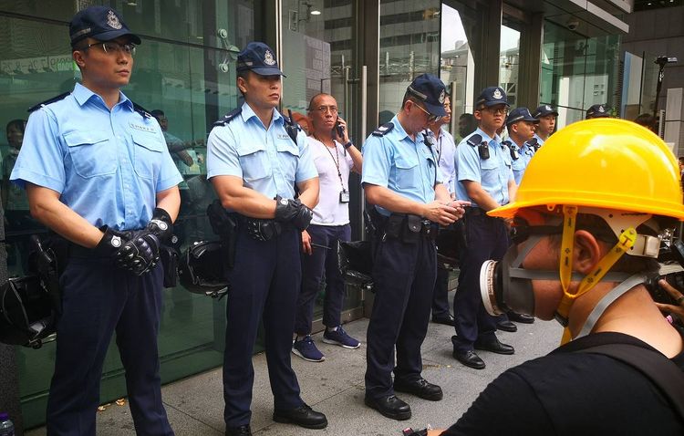 СМИ: Около 200 госслужащим в Гонконге грозит увольнение за отказ приносить присягу