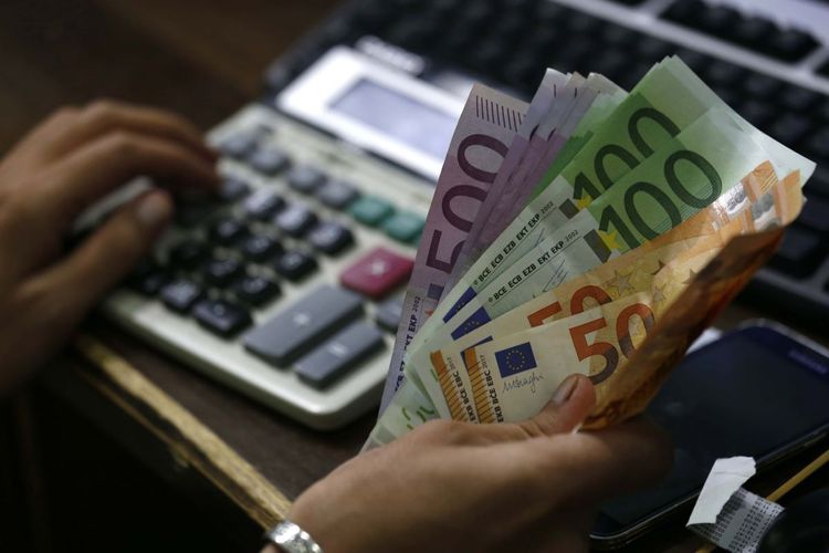 Avronun manata qarşı məzənnəsi üçaylıq minimumu yeniləyib