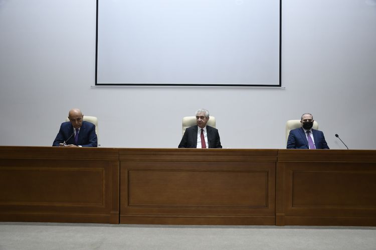 YAP-ın Sədr müavini - Mərkəzi Aparatın rəhbəri Tahir Budaqov kollektivə təqdim olunub