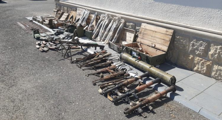 В Физули обнаружены брошенные армянами военная техника и боеприпасы – ФОТО 