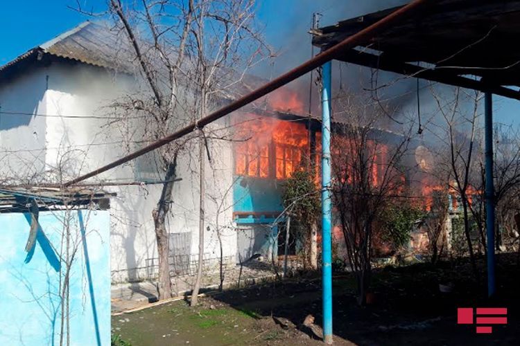 В Шабране сгорел жилой дом, есть пострадавшие - ОБНОВЛЕНО