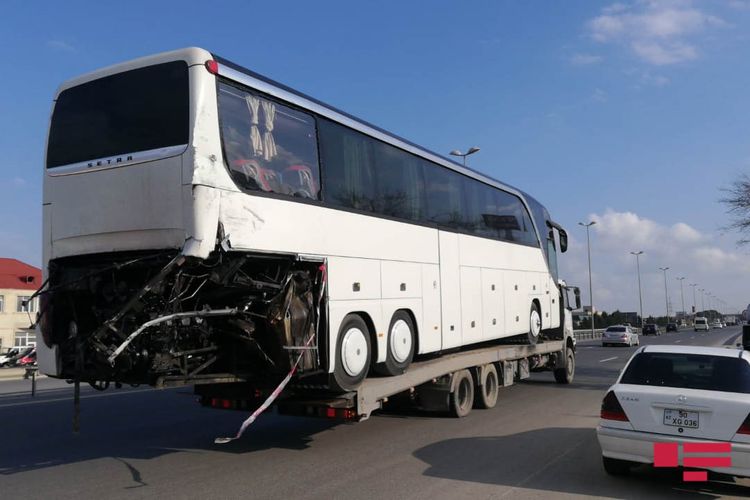 Sumqayıtda yük qatarı avtobusla toqquşub, ölən var - YENİLƏNİB - FOTO