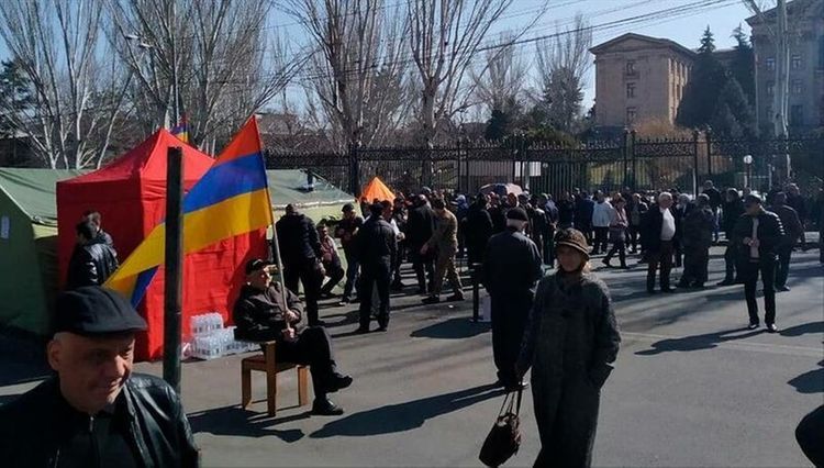 Armenian opposition holds rally in front of parliament