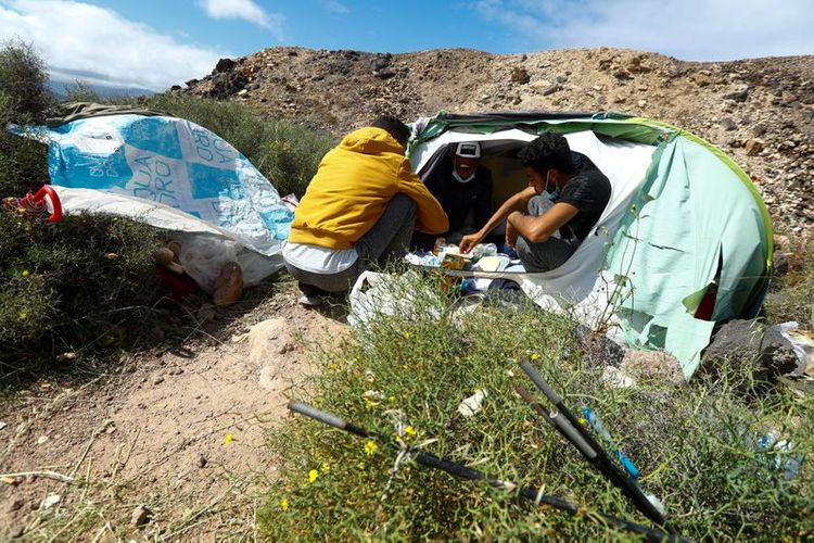 Abandoning government camp, migrants shelter on Gran Canaria cliff side