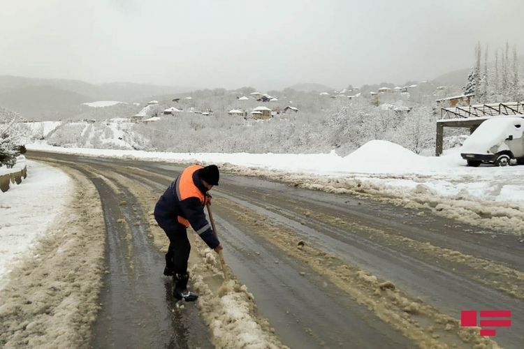 Дорога Баку-Шамахы закрыта из-за снегопада, гололеда и метели 