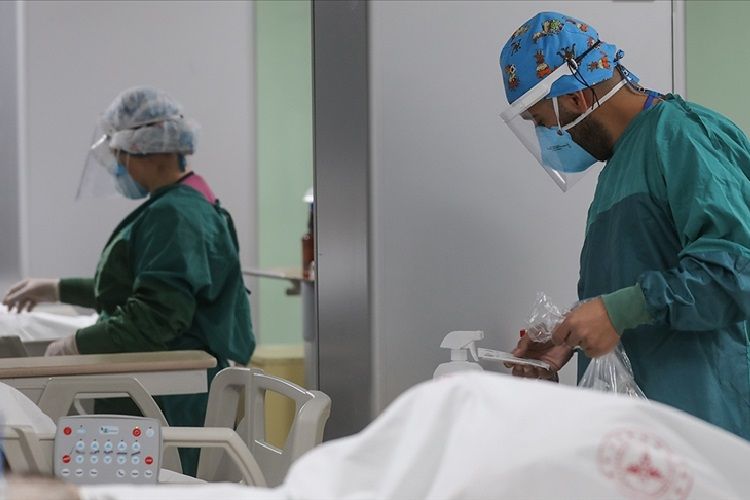 Türkiyədə daha 66 nəfər koronavirusdan dünyasını dəyişib, 15 minədək insan isə bu virusa yoluxub