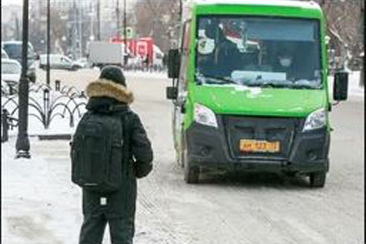 Rusiyada sürücü pulu olmayan şagirdi 20 dərəcə şaxtada avtobusdan düşürüb