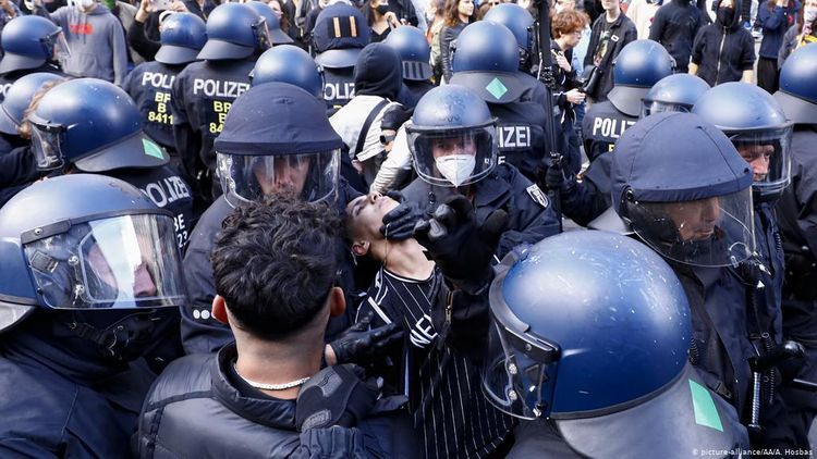 В Германии 12 полицейских пострадали от рук протестующих