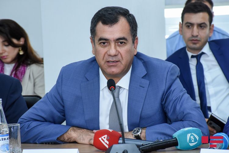 Депутат предлагает создать в Азербайджане телеканалы на русском и английском языках