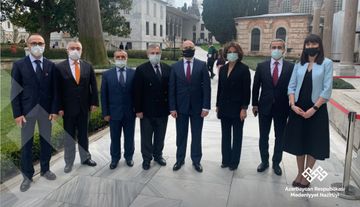 “Şekspir xalçalarda” müsabiqəsinin qaliblərinin eskizləri əsasında toxunan xalçaların təqdimatı olub