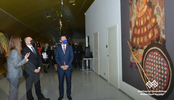 “Şekspir xalçalarda” müsabiqəsinin qaliblərinin eskizləri əsasında toxunan xalçaların təqdimatı olub