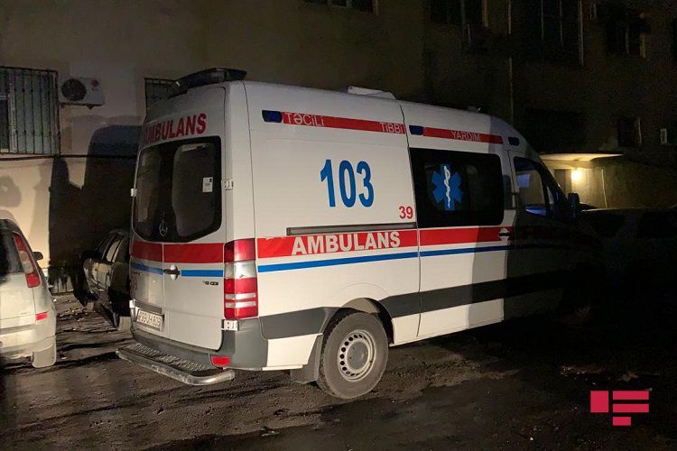В Баку пассажир микроавтобуса ранил ножом водителя в шею 