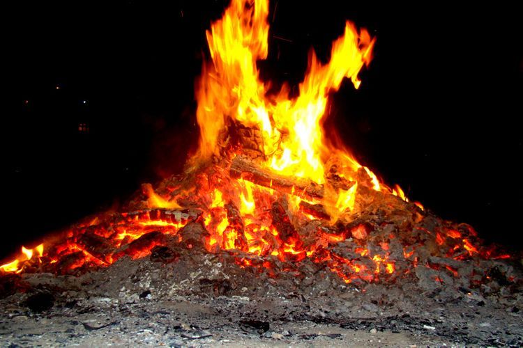 Eight killed, 900 hurt as Iranians celebrate fire festival