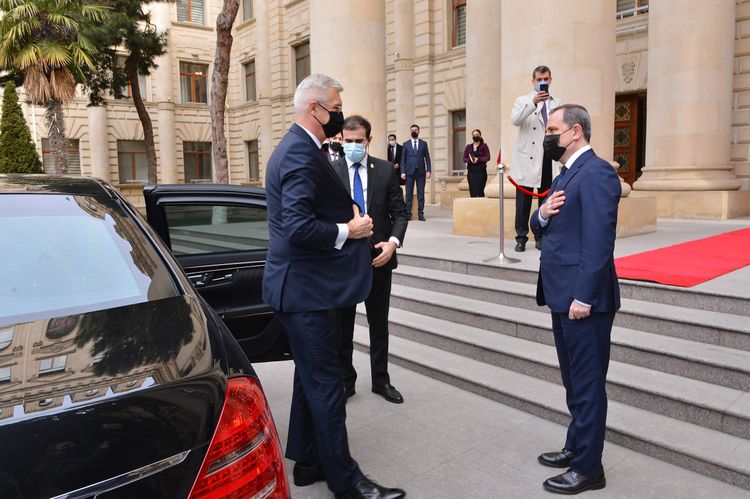 Ceyhun Bayramov slovakiyalı həmkarı ilə görüşüb