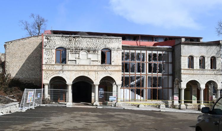 Президент Ильхам Алиев и Мехрибан Алиева осмотрели историко-архитектурный комплекс Каравансарай