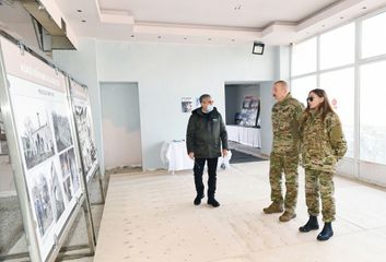 Prezident İlham Əliyev və Mehriban Əliyeva Şuşada Karvansaray tarix-memarlıq kompleksinə baxıblar