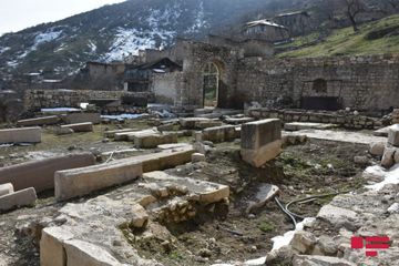 Jurnalistlər Xocavəndin Tuğ kəndində Müqəddəs İohann kilsəsi ilə tanış olublar - FOTO