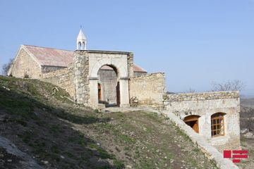 Jurnalistlər Xocavəndin Tuğ kəndində Müqəddəs İohann kilsəsi ilə tanış olublar - FOTO