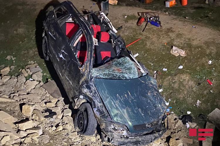 В Баку Opel протаранил два автомобиля и упал овраг, есть погибший - ФОТО