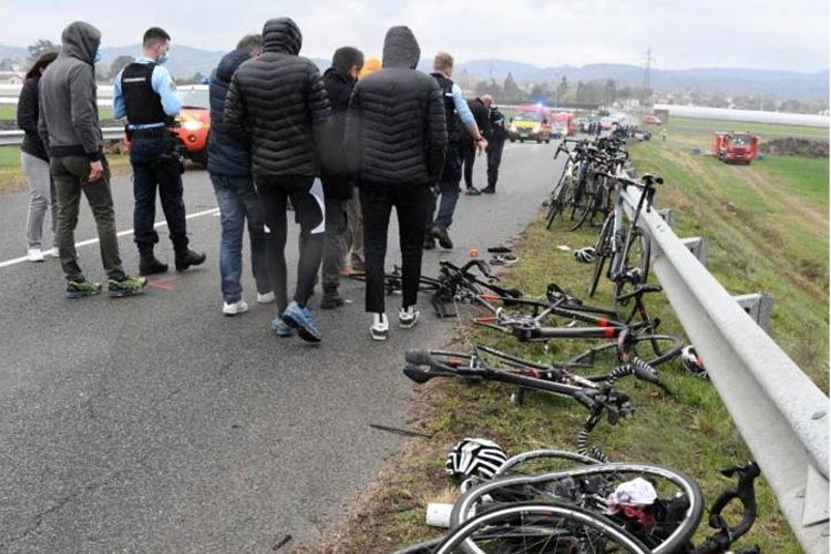 Во Франции автомобиль сбил 18 велосипедистов