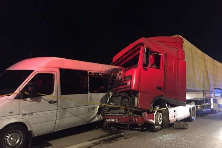 В Агдаше микроавтобус столкнулся с грузовиком, погибли два человека