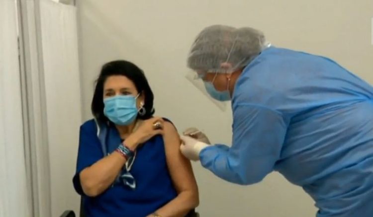 Президент Грузии привилась вакциной AstraZeneca
