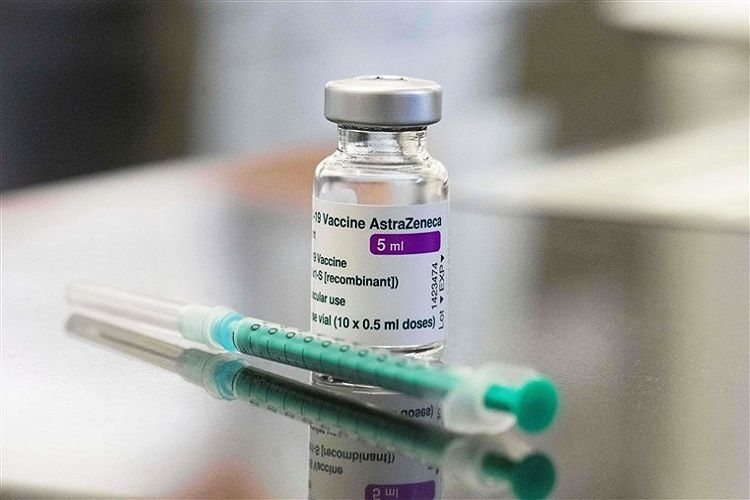 Gürcüstanda "AstraZeneca" vaksini vurulan tibb bacısının halı pisləşib