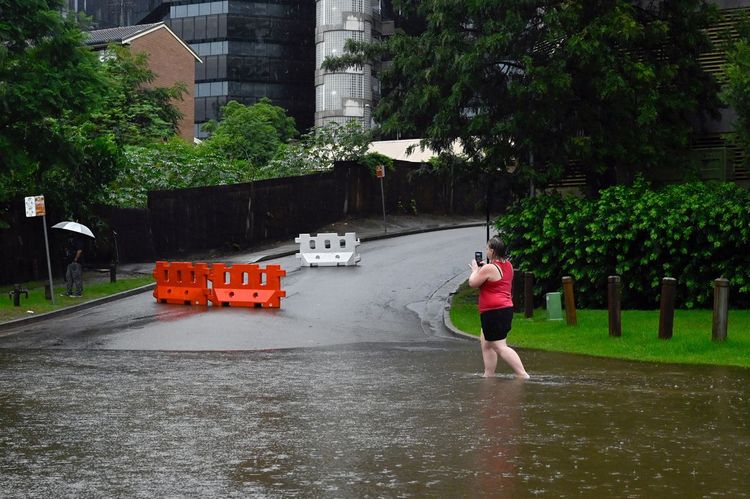 Heavy rain forces parts of Sydney to evacuate, downpour to continue