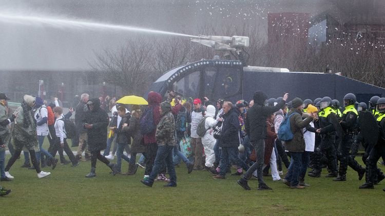 На акции в Амстердаме задержали более 150 человек