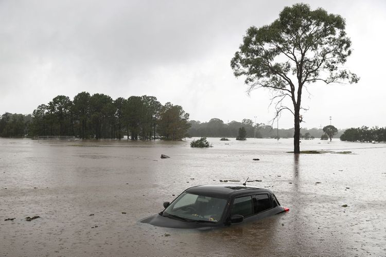 Thousands evacuated in Australia