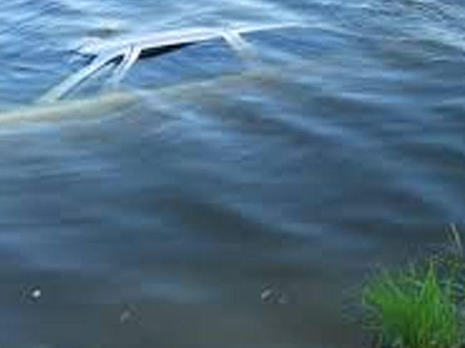 В Кюрдамире легковой автомобиль упал в водный канал, есть погибший и раненые