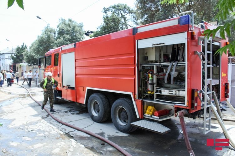 В Мингячевире произошел пожар в общежитии, 2 человека отравились дымом