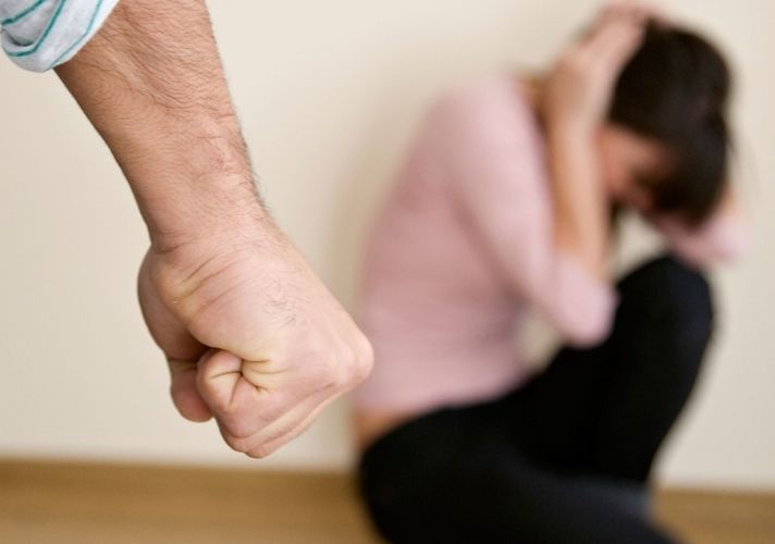 Возбуждено уголовное дело в связи с физическим насилием со стороны мужа в Баку - ФОТО